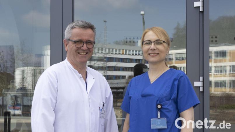 Der Chefarzt der Klinik für Gastroenterologie, Dr. Christoph Balzer, heißt Dr. medic Alexandra Petru willkommen. Bild: Johanna Foitzik/exb