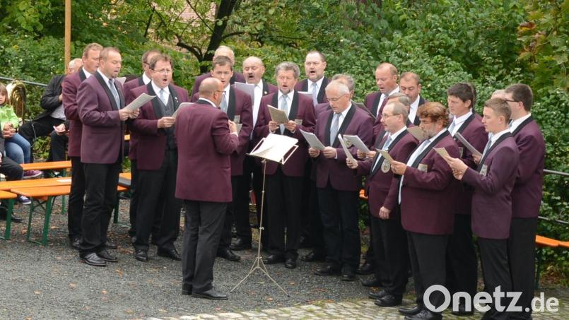 Die Mitgestaltung des Festgottesdienstes zum Kreuzbergfest auf dem Kreuzbergplateau gehört zu den Aufgaben des Männergesangvereins Pleystein 1895 e.V. Bild: bey