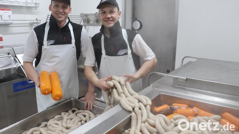 Bei der Herstellung der Weißwürste: Metzgermeister und Firmenchef Johannes Greß und der Jungmetzgermeister Luca Hollweck (rechts). Bild: mrr