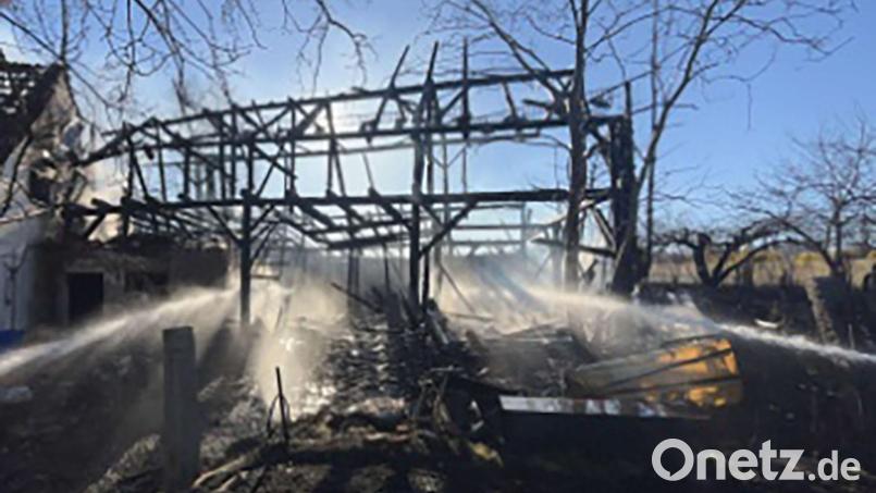 Beim Brand einer Scheune in Winklarn wird auch das angrenzende Wohnhaus in Mitleidenschaft gezogen. Nach Tagen muss die Feuerwehr noch einmal zum Löschen kommen. Bild: Polizeiinspektion Oberviechtach