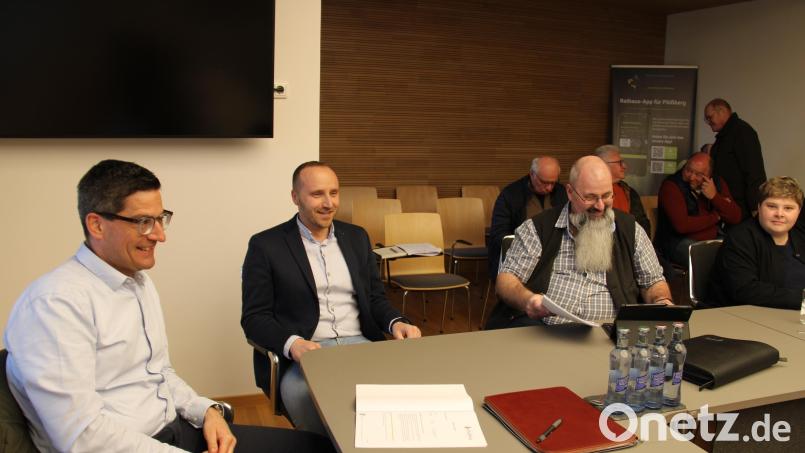 Robert Friedl (Zweiter von links) ist der Geschäftsführer der Rettenmeier Holzindustrie Plößberg GmbH. Am Montag stellte er sich dem Marktgemeinderat Plößberg vor. Bild: prh