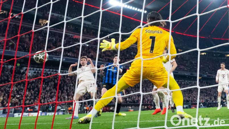 Thomas Müller (links) erzielte das Tor zum 1:1 gegen Inters Torwart Yann Sommer. Bild: Sven Hoppe/dpa