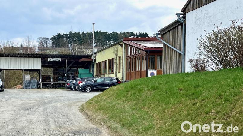 Nach einem Brand am Montag bei der Firma &quot;Müller Porzellan&quot; in Floß läuft der Betrieb inzwischen weiter. Ein Gutachter muss die genaue Ursache des Feuers ermitteln. Bild: Gabi Schönberger