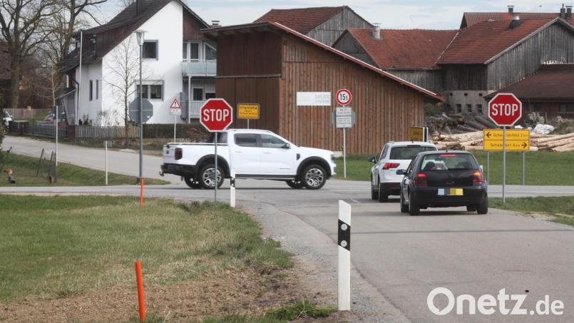 Die Kreuzung bei Irrenlohe ist seit Jahren ein Unfallschwerpunkt und soll mit Abbiegespuren und tropfenförmigen Inseln umgestaltet werden. Bild: Hirsch