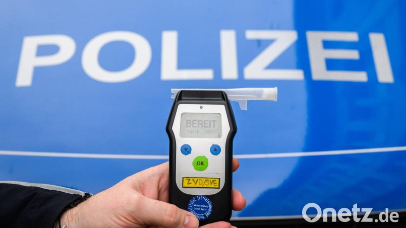 Die Polizei Amberg hat einen betrunkenen Fahrer aus dem Verkehr gezogen. Bild: Julian Stratenschulte/dpa