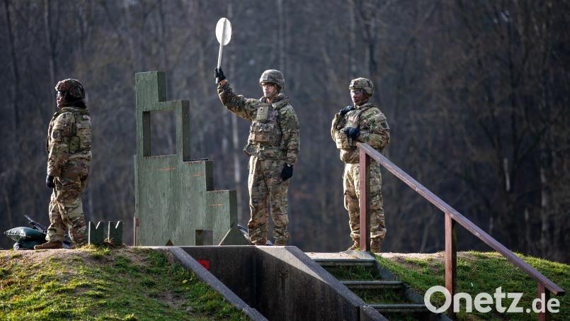 Damit US-Soldaten in Grafenwöhr auf der Schießbahn üben können, sind sie auf deutsche Beschäftigte angewiesen. Solche sollen aber vorerst nicht mehr eingestellt werden. Bild: Pfc. Rayonne Bissant