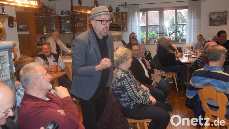Hubert Treml fordert sein Publikum und nimmt es mit. Der Philosoph des Alltags begeistert im Vereinsheim Almrausch. Bild: fz