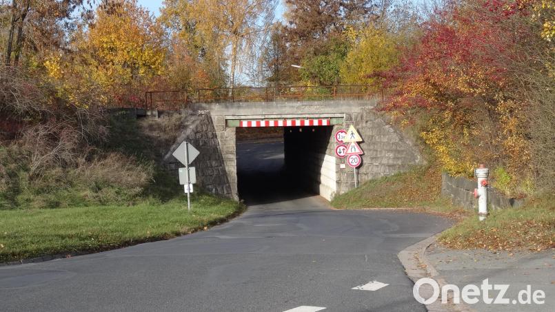 Die Gemeinde Speichersdorf zieht wegen der Kostenexplosion bei den Eigenmitteln zum Neubau der Bahnbrücke-Ost die finanztechnische Reißleine. Bild: ak