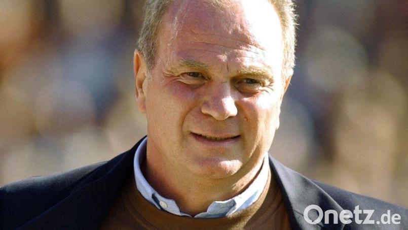 Bayerns damaliger Manager Uli Hoeneß im Jahr 2003 im Hamburger Stadion am Millerntor mit Retter-Shirt des FC St. Pauli . Bild: Carmen Jaspersen/dpa