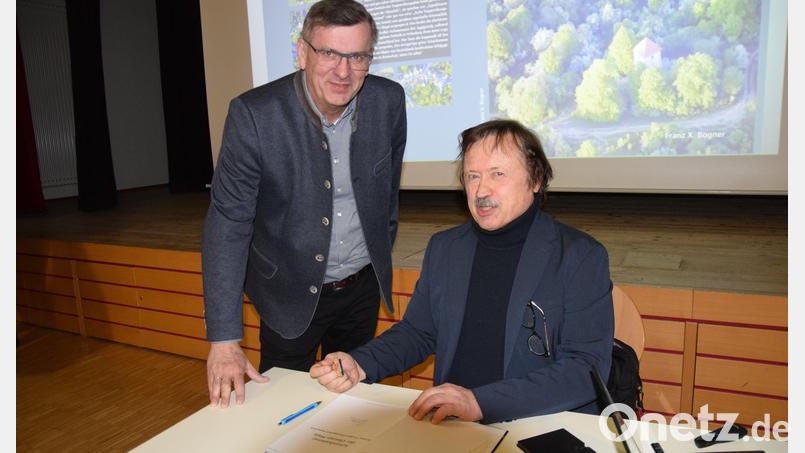 Bürgermeister Peter Braun (links) ließ sich bei der Vorstellung des Buches &quot;Schatzkammer der Oberen Pfalz&quot; von Autor Franz X. Bogner ein Exemplar signieren. Bild: bö