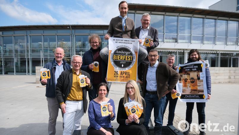 Die Vorfreude bei den Organisatoren des Bierfests ist schon groß. Hinten von links: Arno Diener (Sudhang Hausbrauerei), Kulturreferent Fabian Kern, Martin Sterk (Brauerei Sterk, Raigering) Franz Kummert (Brauerei Kummert) OB Michael Cerny, Reiner Volkert (Leiter Kulturamt), Anton Bruckmüller (Brauerei Bruckmüller), Maximilian Winkler (Brauerei Winkler). Vorne von links: Barbara Cosima Frey (Kulturamt), Erika Sauerwein (ACC). Bild: gsp