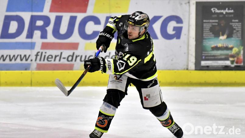 Kevin Schmitt läuft auch in der kommenden Saison im Trikot des ERSC Amberg auf. Archivbild: Hubert Ziegler