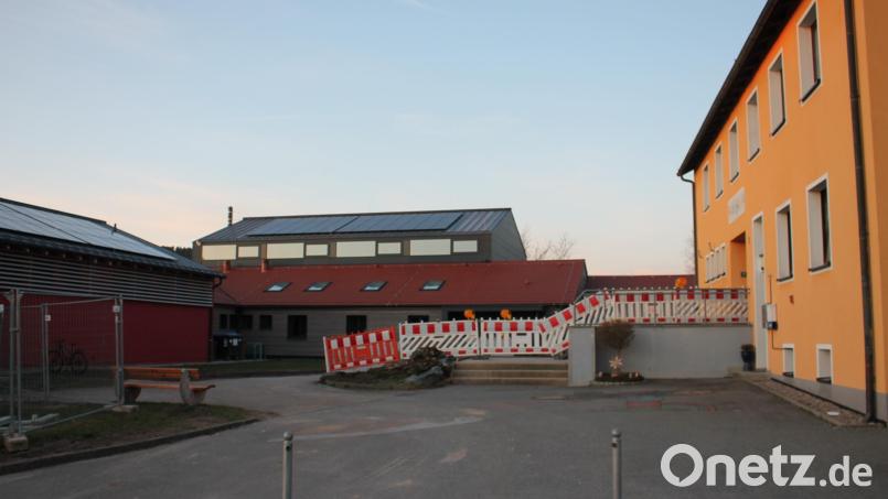Der Zugang zur Schwarzenbacher Grundschule soll barrierefrei sein. Die erforderliche Rampe nimmt bereits Gestalt an. Bild: bjp