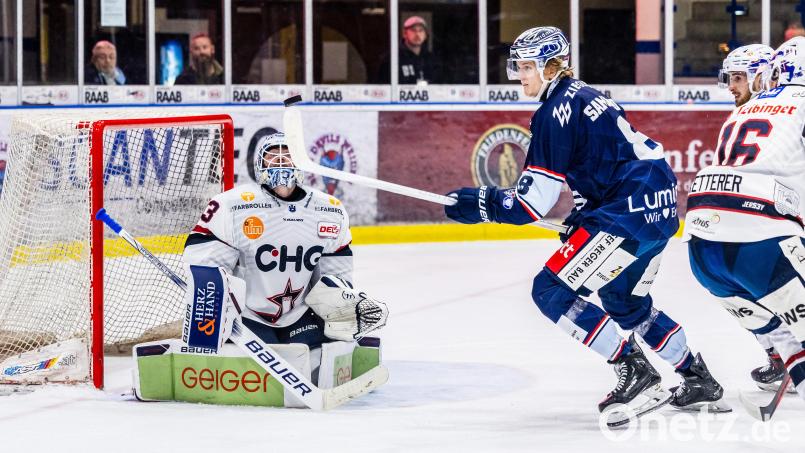 Auch dank Ilya Sharipov (weißes Trikot, Szene aus dem Spiel gegen die Blue Devils) stehen die Ravensburg Towerstars nach dem 5:3 in Krefeld kurz vor dem Finaleinzug. Archivbild: Tobias Neubert