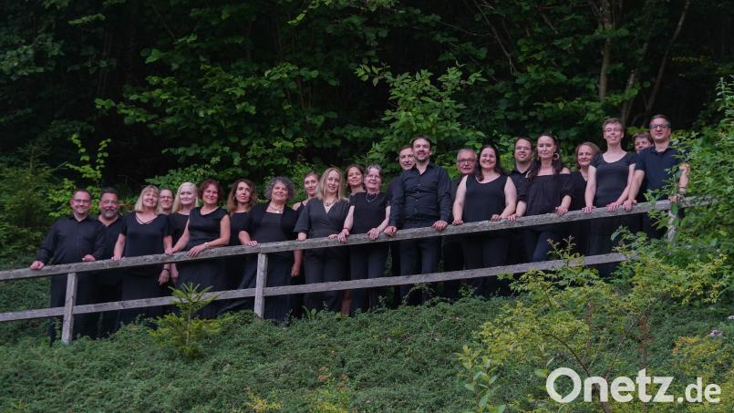 Das Gospelensemble Deliverance gestaltet den Kreuzweg musikalisch. Bild: Dieter Popp/exb
