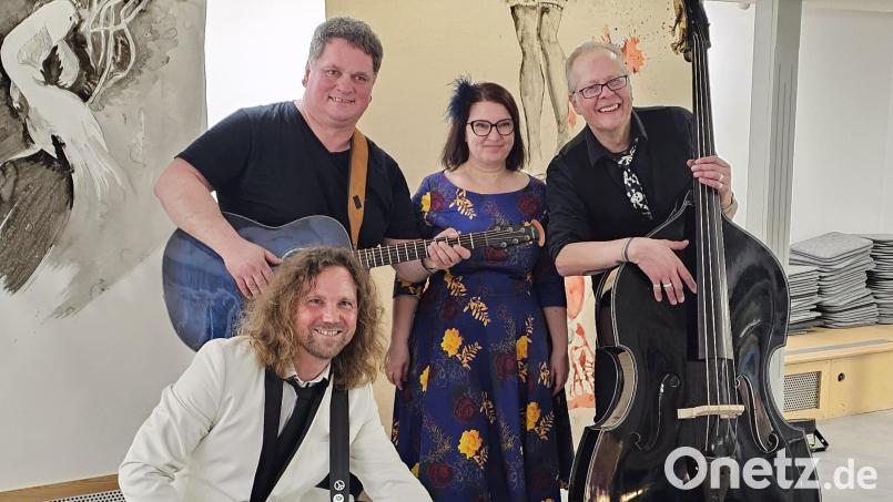 Gute Stimmung bei der Vernissage: Im Bild von links Fabian Toenges, Michael &quot;Danger&quot; Angermann, Eva Konz, Stefan „Pitti“ Pitterling. Bild: Daniela Kinzer/Stadt Marktredwitz/exb