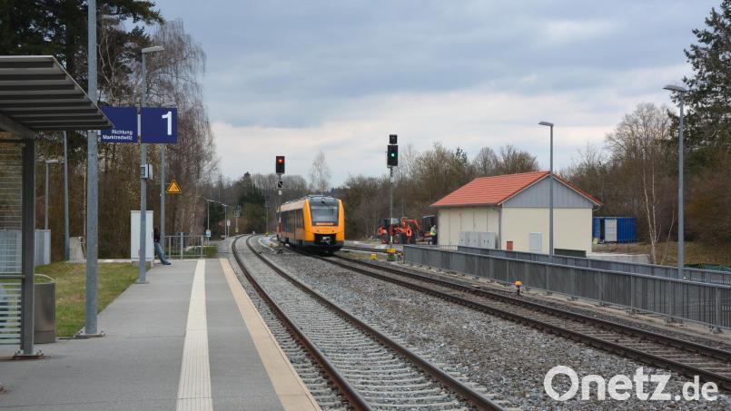 Die Strecke durch den Bahnhof Pechbrunn soll elektrifiziert werden – die dafür geplante Stromtrasse stößt aber auf Kritik im Gemeinderat. Bild: jr