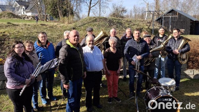 Jubilar Herbert Rubenbauer und Ehefrau Annemarie freuten sich über den Besuch der Blaskapelle unter Leitung von Johannes Prechtl. Auch CSU-Vorsitzender Josef Söllner gratulierte dem Ehrenvorsitzenden der Ebnather CSU zum 75.Geburtstag. Bild: soj