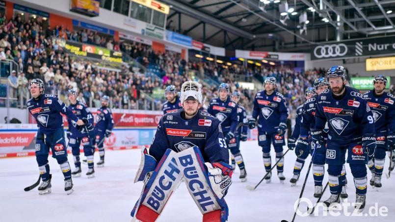 Torwart Erik Eder (weißer Helm) wird nach dem Spiel gegen den EHC Red Bull München von den Fans und der Mannschaft des ERC Ingolstadt gefeiert Bild: Johannes TRAUB / JT-Presse.de