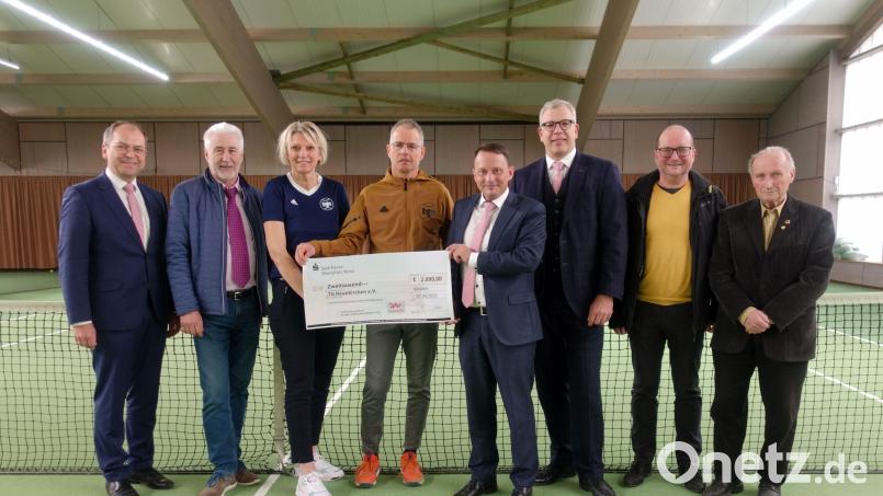 Die Sportförderung der ehemaligen Stadtsparkasse Weiden überreicht der Tennisgemeinschaft Neunkirchen einen symbolischen Scheck. Bild: Thomas Kummer (TG Neunkirchen e. V.)
