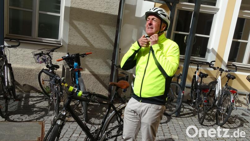 Helm auf für die letzte Tour von Amberg nach Neumarkt: Zehn Jahre lang hat Richter Peter Hollweck seinen Dienstweg zum Landgericht weitgehend mit dem Fahrrad zurückgelegt. Jetzt geht der 66-jährige Jurist in den Ruhestand. Bild: Houschka