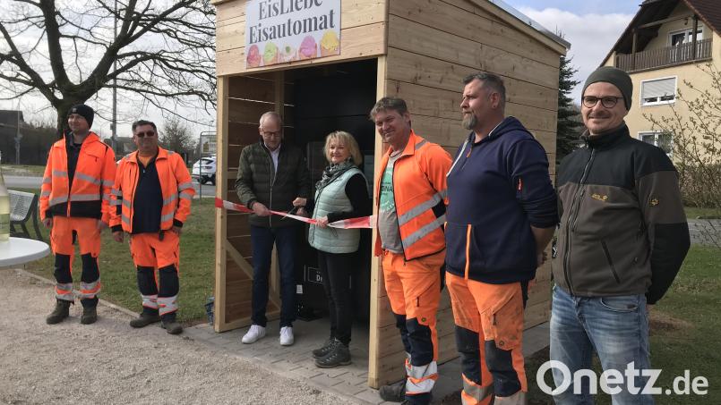 Christian Hiltel (von links), Robert Herrmann, Bürgermeister Bernhard Lindner, Anette Weigl, Thorsten Mutzbauer, Mario Reinhold und Jürgen Huber freuten sich über die Eröffnung des Eisautomaten auf der Gockelwiese. Bild: mma