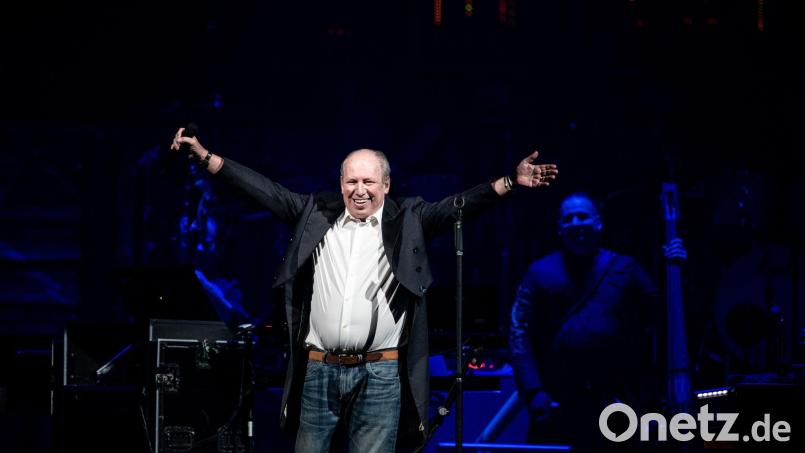 Hans Zimmer steht auf der Bühne und spricht zum Publikum beim Auftakt der „Hans Zimmer Live - Europe Tour 2023“ in der Rudolf Weber-Arena in Oberhausen. Der Musiker wurde bereits mehrfach für den Oscar, den Golden Globe Award und für den Grammy Award nominiert. Seinen letzten Oscar erhielt Hans Zimmer Ende März 2022 für den Soundtrack zu &quot;Dune&quot;. Bild: Fabian Strauch/dpa