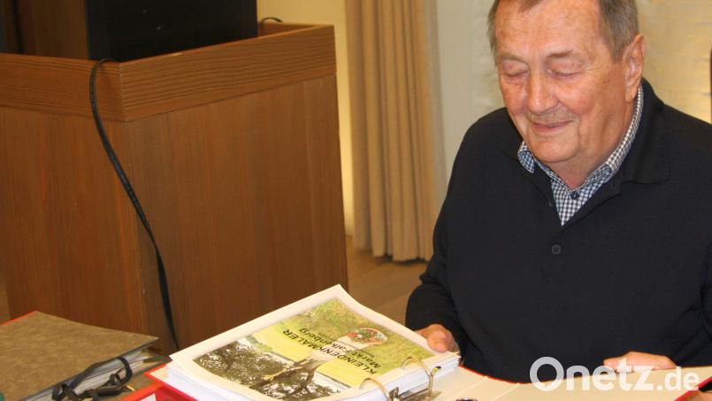 Rudolf Ehstand (Bild) hat sich in Falkenberg umgesehen und Kleindenkmäler, Marterln und Haus-Heilige an den Giebeln katalogisiert und fotografiert. Bild: wro