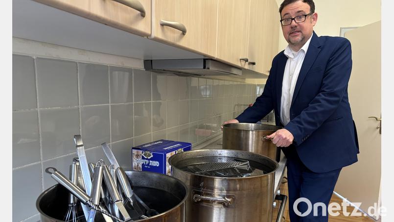 Rabbiner Elias Dray kaschert die Küche seiner Amberger Gemeinde für das am 12. April beginnende Pessach-Fest: Besteck und Küchenhelfer dürfen 24 Stunden lang nicht benutzt werden und kommen dann in kochend heißes Wasser. Bild: san