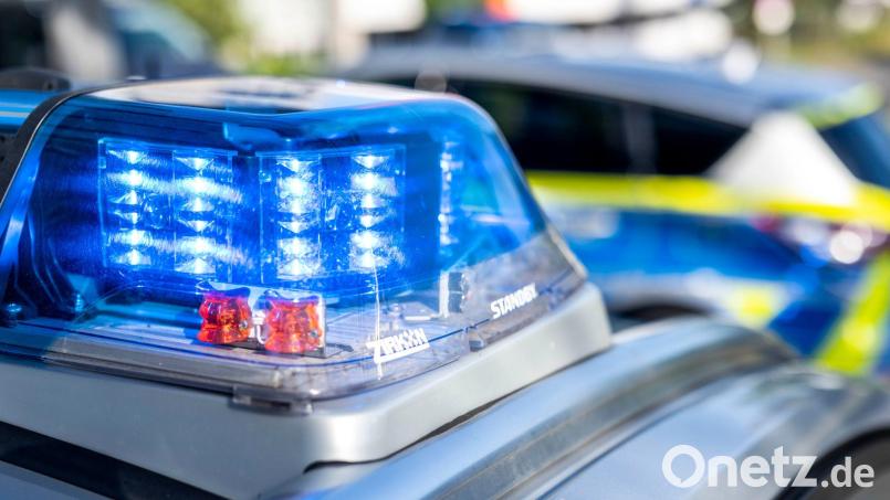 Waffen und Drogen fand die Polizei bei einer Wohnungsdurchsuchung in Bruck. Symbolbild: David Inderlied/dpa/Symbolbild