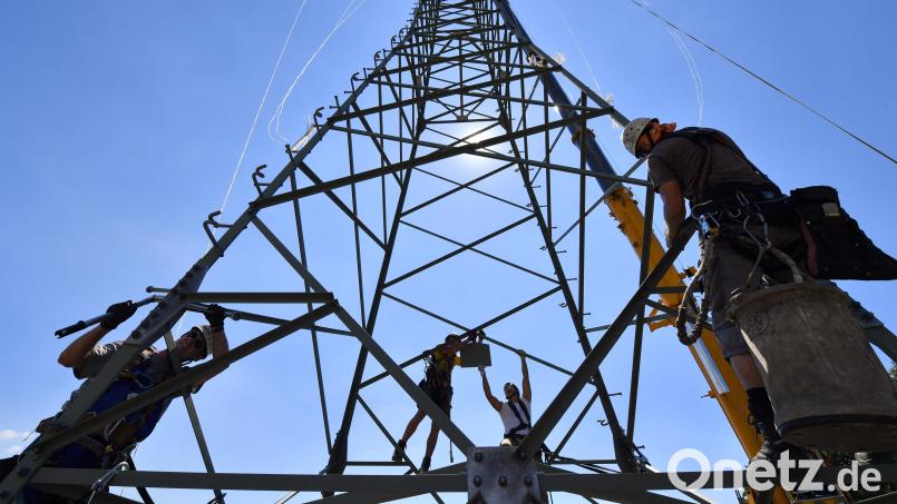 Monteure arbeiten an einem neuen Mast für eine Bahnstromtrasse. Eine solche Leitung soll auch zwischen Regensburg, Schwandorf und Pechbrunn (Landkreis Tirschenreuth) entstehen. Die Raumverträglichkeitsprüfung läuft. Bild: Martin Schutt/dpa