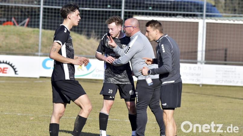 Trainer Markus Kipry gibt seinen Spielern Anweisungen. Die DJK Gebenbach befindet sich mitten im Abstiegskampf der Bayernliga Nord. Archivbild: Hubert Ziegler