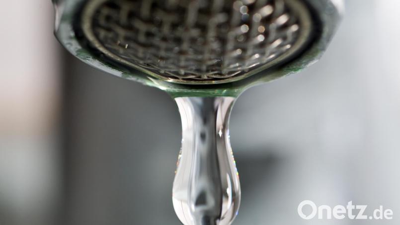 In vielen Ortsteilen der Gemeinde Theisseil ist das Wasser nach einem weiteren Rohrbruch abgesperrt. Symbolbild: Patrick Pleul/dpa