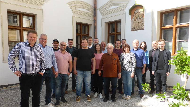 Die Teilnehmenden an dem Seminar zusammen mit Bürgermeister Stefan Grillmeier und Ortssprecher Bernhard Waidhas (von links) und den Referenten Kilian Bindl und Alexander Lukas vom ALE (von rechts). Bild: Alexander Lukas