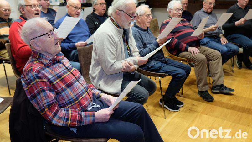 Hans Kohl (vorne) bei einer Chorprobe der Liedertafel Eschenbach im Kreis seiner Mitsänger. Bild: do