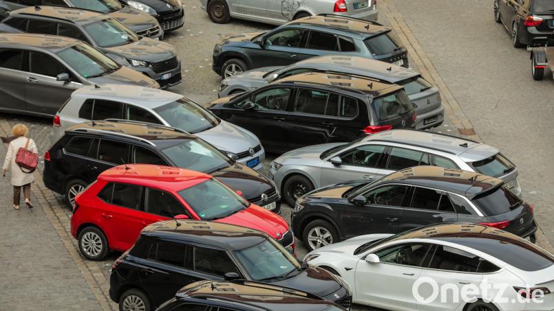 Der Amberger Stadtrat hat Gratis-Parken für E-Autos genehmigt. Das Bild zeigt parkende Autos auf dem Malteserplatz. Bild: Wolfgang Steinbacher