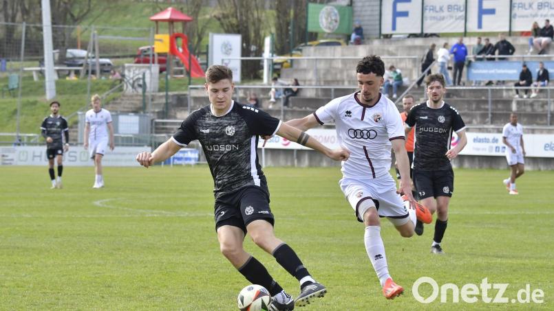 Fabian Vogl (links) und die DJK Gebenbach sind am Samstag bei Fortuna Regensburg zu Gast. Bild: Hubert Ziegler