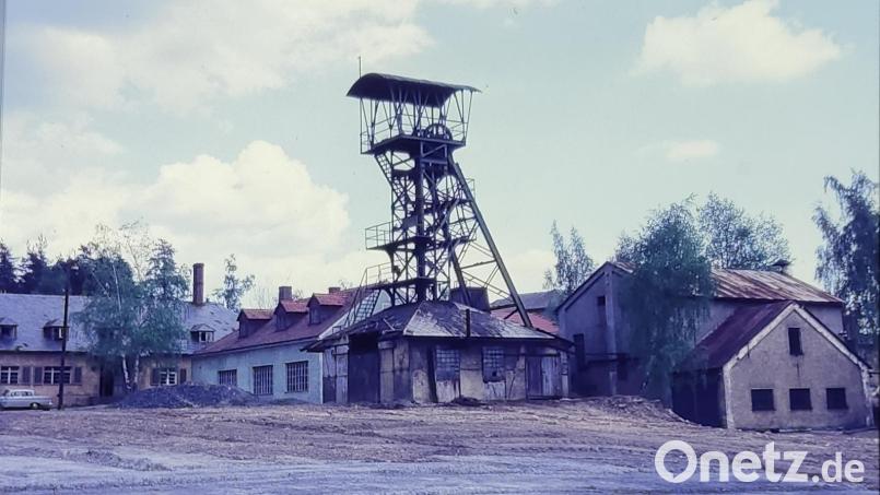 Vom Bergwerk bei Pfaffenreuth blieb noch Jahre nach der Schließung der Förderturm als sichtbares Wahrzeichen. Er steht inzwischen beim Bergbaumuseum in Theuern. Bild: Sammlung Ferdinand Wagner/exb