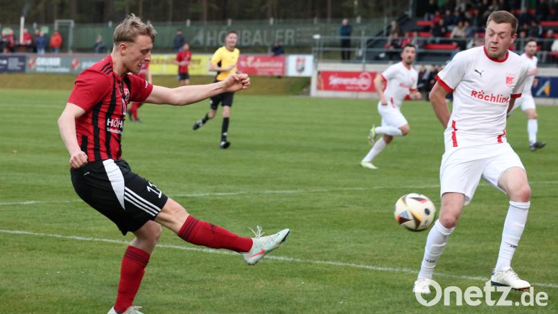 Benedikt Meckl bei einer Flanke: Der Offensivspieler des SC Luhe-Wildenau traf gegen den TB Roding zweimal Bild: Dieter Jaeschke