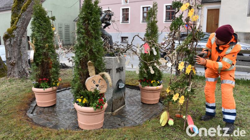 Gärtnerin Rosemarie Rahn von der Stadtgärtnerei kümmert sich mit ihren Mitarbeiterinnen um den Heimatbrunnen auf dem Luitpoldplatz und um den Tuchmacherbrunnen auf dem Unteren Marktplatz. Der Jugendstadtrat hängt an den Heimatbrunnen danach noch ein paar Holz-Ostereier. Bild: ubb