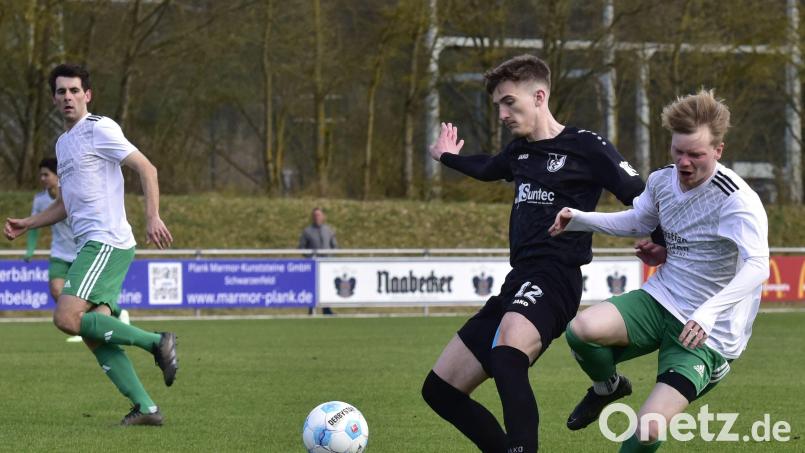 Leonid Scheffer (Mitte) vom 1. FC Schwarzenfeld setzt sich in dieser Szene gegen den Stullner Patrick Gruber (rechts) durch. Links beobachtet der Stullner Spielertrainer Andi Meyer die Szene. Bild: mhs