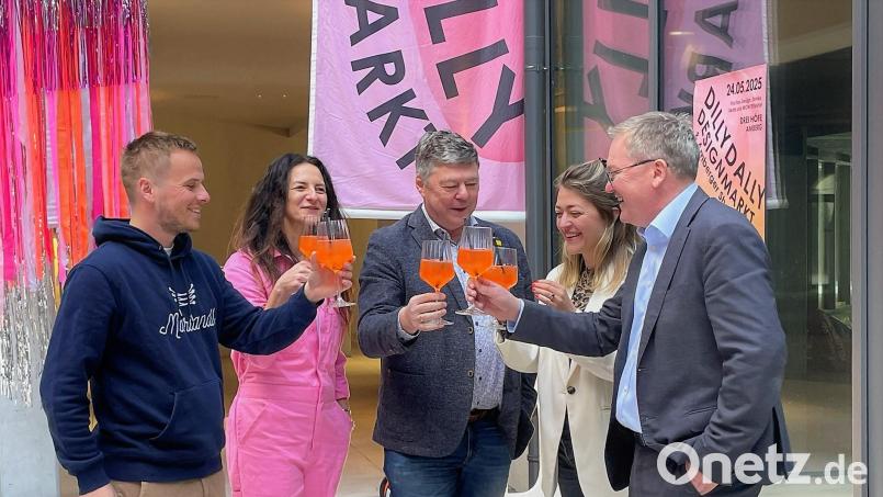 Ein Prost auf den neuen Dilly-Dally-Designmarkt mit Shopping Day in der Amberger Altstadt (von links): Florian Haller (Drei Höfe), Tanja Schuster (Dilly Dally), der Geschäftsführer der Wirtschaftsförderung Amberg (WifAm) Karlheinz Brandelik, Miriam Dettling (WifAm) und Oberbürgermeister Michael Cerny. Bild: Susanne Schwab