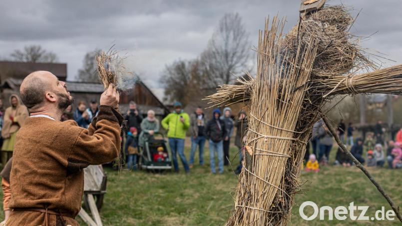 Frühlingsfest im Geschichtspark: Eine Strohpuppe, die den Winter symbolisiert, wird verbrannt. Bild: Susan Sümer/exb
