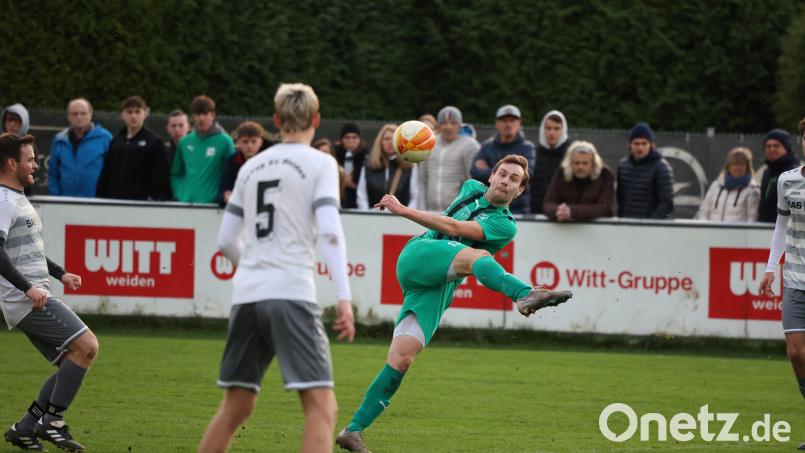 Max Wittmann (grünes Trikot, Szene aus einem früheren Spiel) und der FC Weiden-Ost sind am Wochenende beim Spitzenreiter in Etzenricht zu Gast. Archivbild: Dieter Jäschke