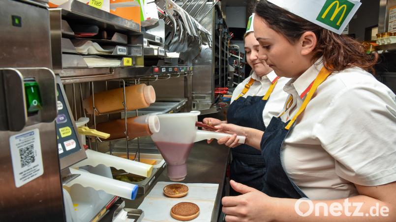 Der Weg eines Cheeseburgers in der Amberger Mc-Donald&#039;s-Filiale: Hristina verteilt auf die gerösteten Brötchen Sauce. Bild: Stephan Huber