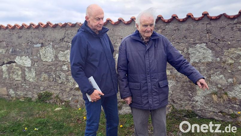 Alex Schinner (rechts) zeigt Heimatforscher Josef Wiche die Stelle am Friedhof, wo der erschlagene Russe abgelegt wurde. Bild: gis