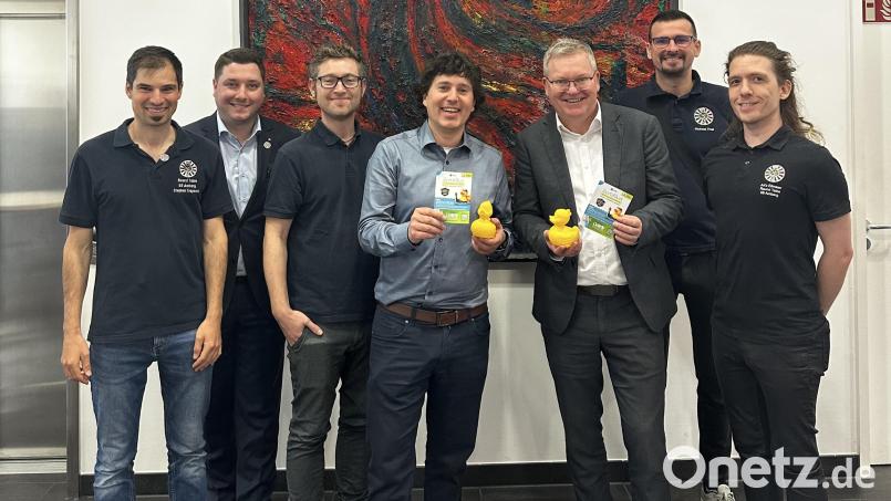 Der Präsident von Round Table 69 Amberg, Robert Winkler (Mitte), überbrachte dem Schirmherrn drei VIP-Enten, die Nummer 1 für OB Michael Cerny, die 2 und 3 für seine Stellvertreter. Bild: Wolfgang Mai