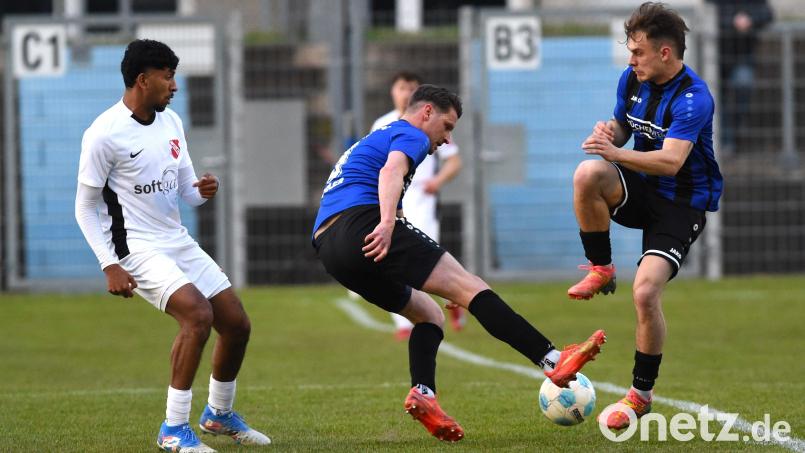 Die Weidener Josef Rodler (Mitte) und Martin Ruda stehen sich bei dieser Aktion fast im Weg: Ruda sah beim 1:1 gegen den ATSV Erlangen in der zweiten Halbzeit nach einem Foulspiel im Mittelfeld die Rote Karte. Bild: Büttner