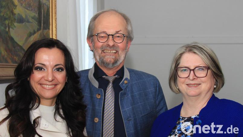 Helmut Härtl (Mitte) ist einstimmig zum Zweiten Bürgermeister gewählt worden. Erste Bürgermeisterin Margit Bayer (links) und Dritte Bürgermeisterin Gisela Kastner (rechts) gratulierten. Bild: hd