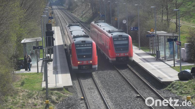 Haltepunkt Altenstadt/WN. In absehbarer Zeit sollen auf der Strecke Regensburg - Hof die Züge elektrisch fahren. Dafür sei eine eigene Bahnstromtrasse geplant. Bild: fz